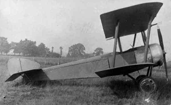 После завершения испытаний самолет Сопвич S.L.T.BP. его конструктор Гарри Хокер использовал как личный самолет для полетов по делам фирмы. Это фото предположительно сделано в 1926 г.
